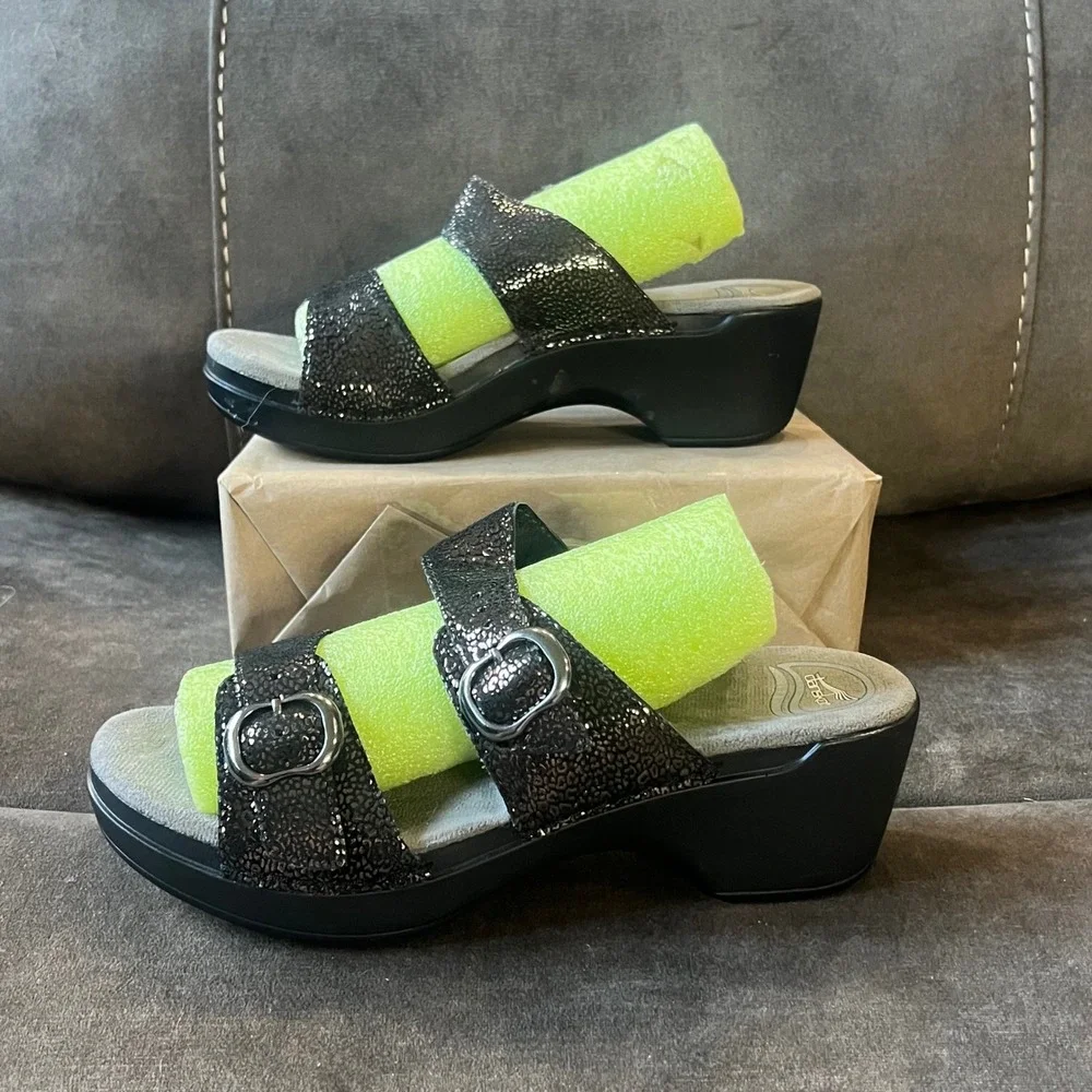 Dansko Black Textured Leather Buckle Slide Sandals Size 40‎ EUC Comfort Heel